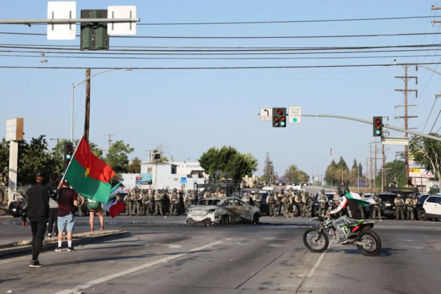  Donald Trump desfășoară Garda Națională împotriva protestelor din Los Angeles