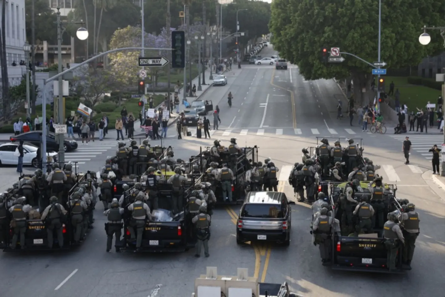 Donald Trump trimite pușcașii marini împotriva protestatarilor din Los Angeles 