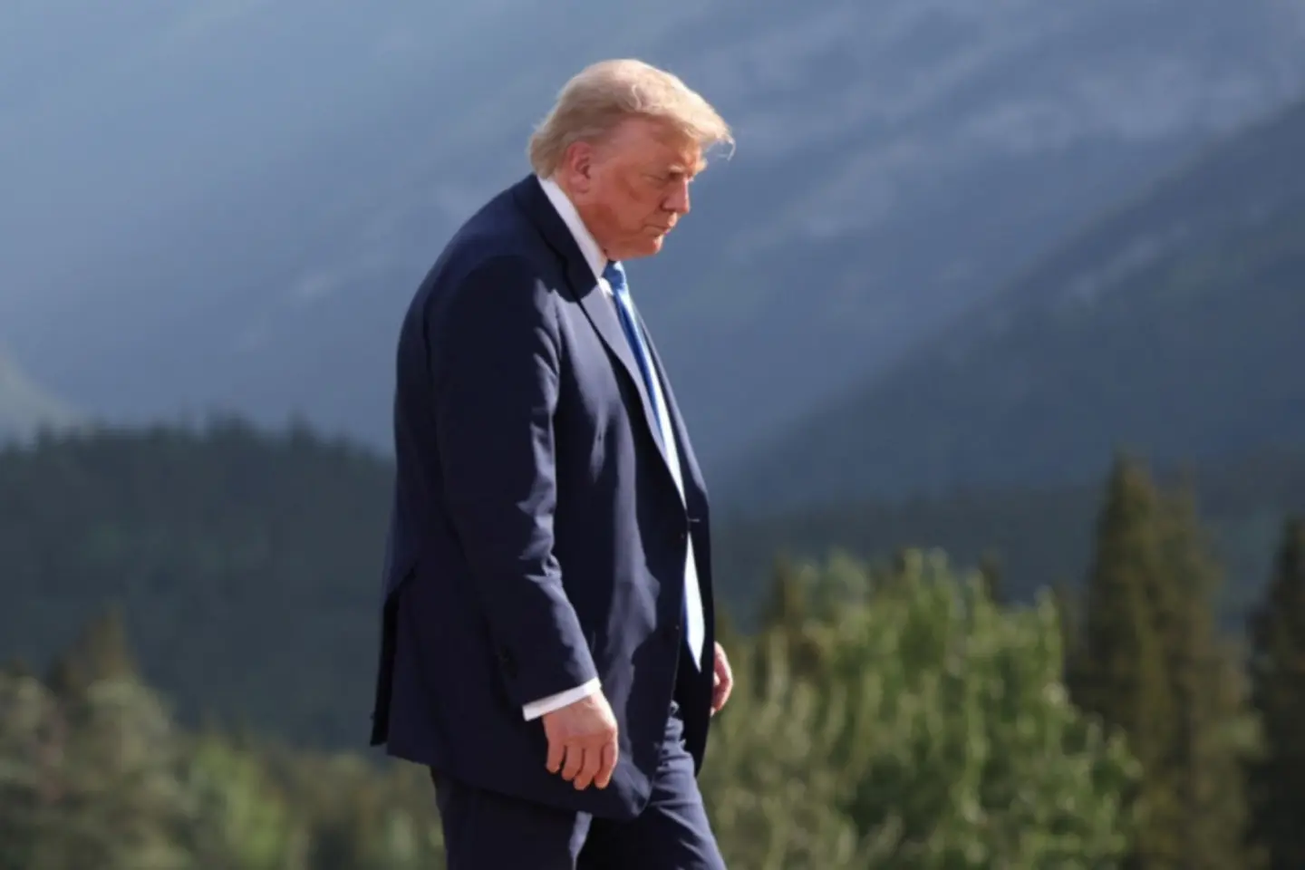Donald Trump părăseşte în grabă summitul G7 din Canada