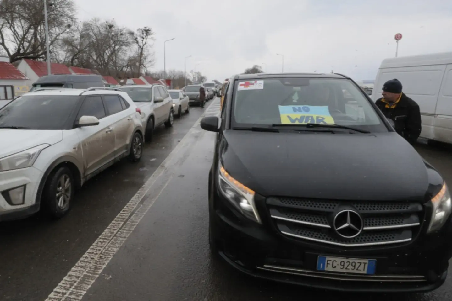 Un cetăţean ucrainean a vrut să intre-n România cu un pistol şi cartuşe cu bilă de cauciuc