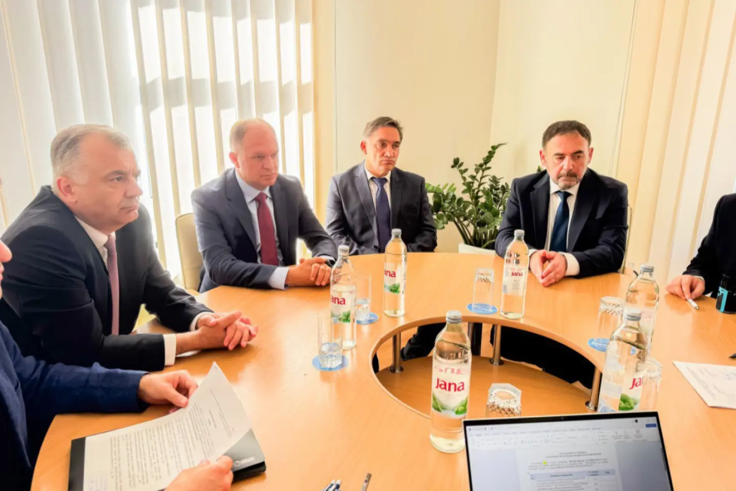 Blocurile electorale au început depunerea actelor pentru scrutinul parlamentar din septembrie