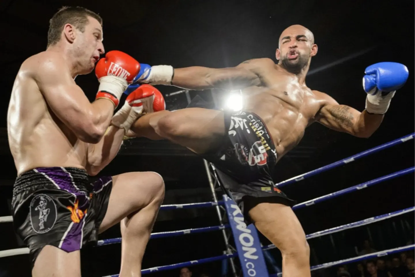 Sportivi ruși și belaruși, inclusiv persoane sub sancțiuni internaționale, invitați la un campionat neautorizat de kickboxing în R. Moldova