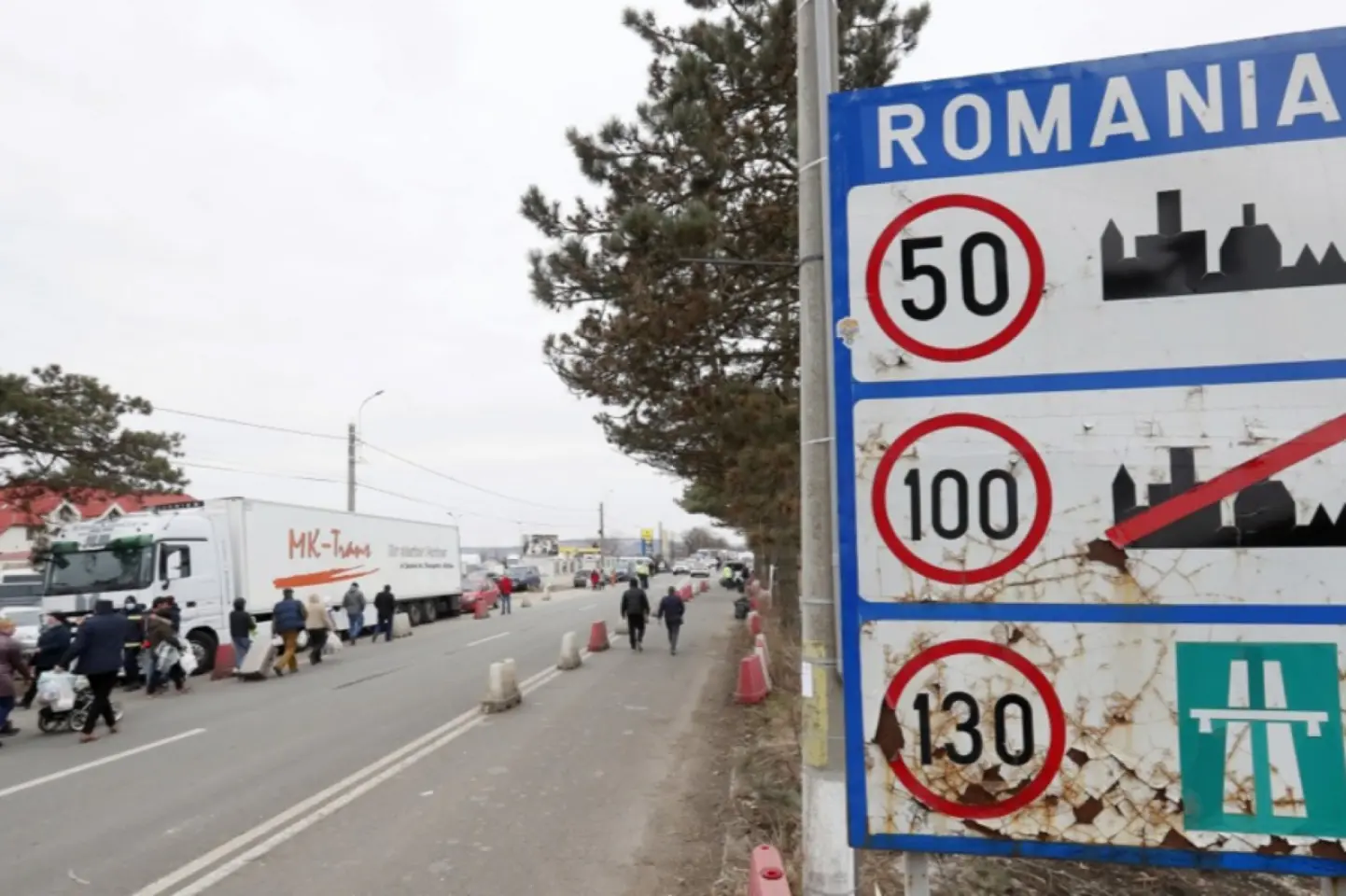 Peste jumătate de milion de dolari americani, în sacoșele unui bărbat ce voia să intre pe jos din Ucraina în România