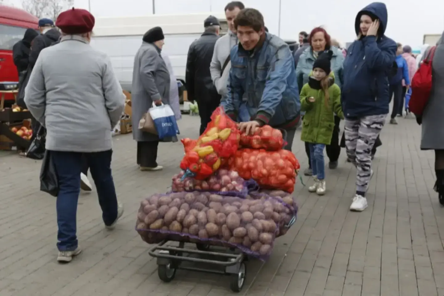 Veridica.ro: “Führerul cartofului”, fără cartofi: cum a ajuns Belarusul să se confrunte cu o criză alimentară