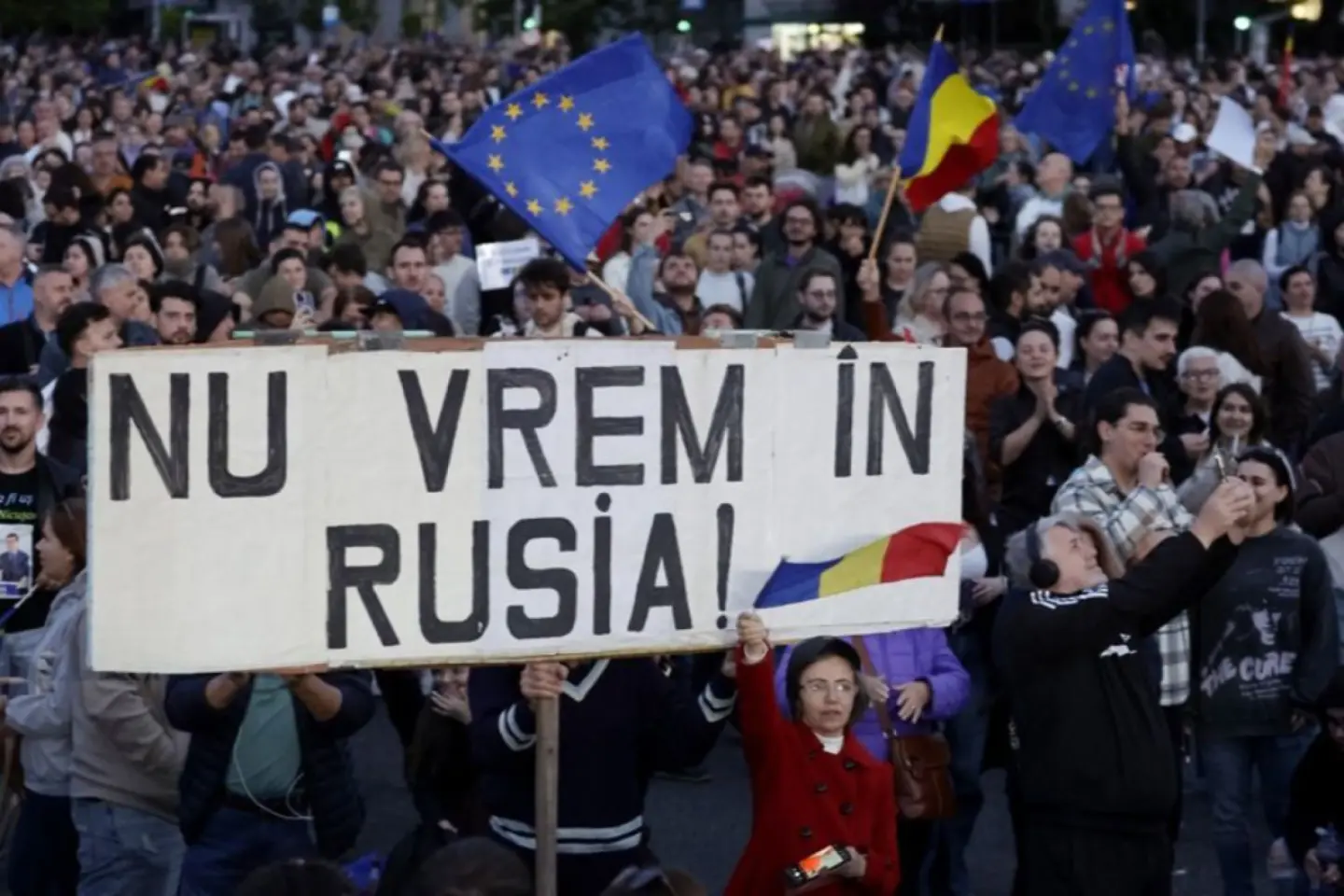 Purtătorul de cuvânt al diplomaţiei de la Bucureşti, Andrei Ţărnea, notează „interesul neobosit pe care Federaţia Rusă, prin Serviciul de Informaţii Externe, îl manifestă faţă de alegerile din România”
