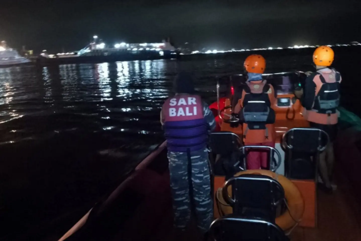 Cel puțin patru morți în naufragiul unui feribot în largul insulei Bali