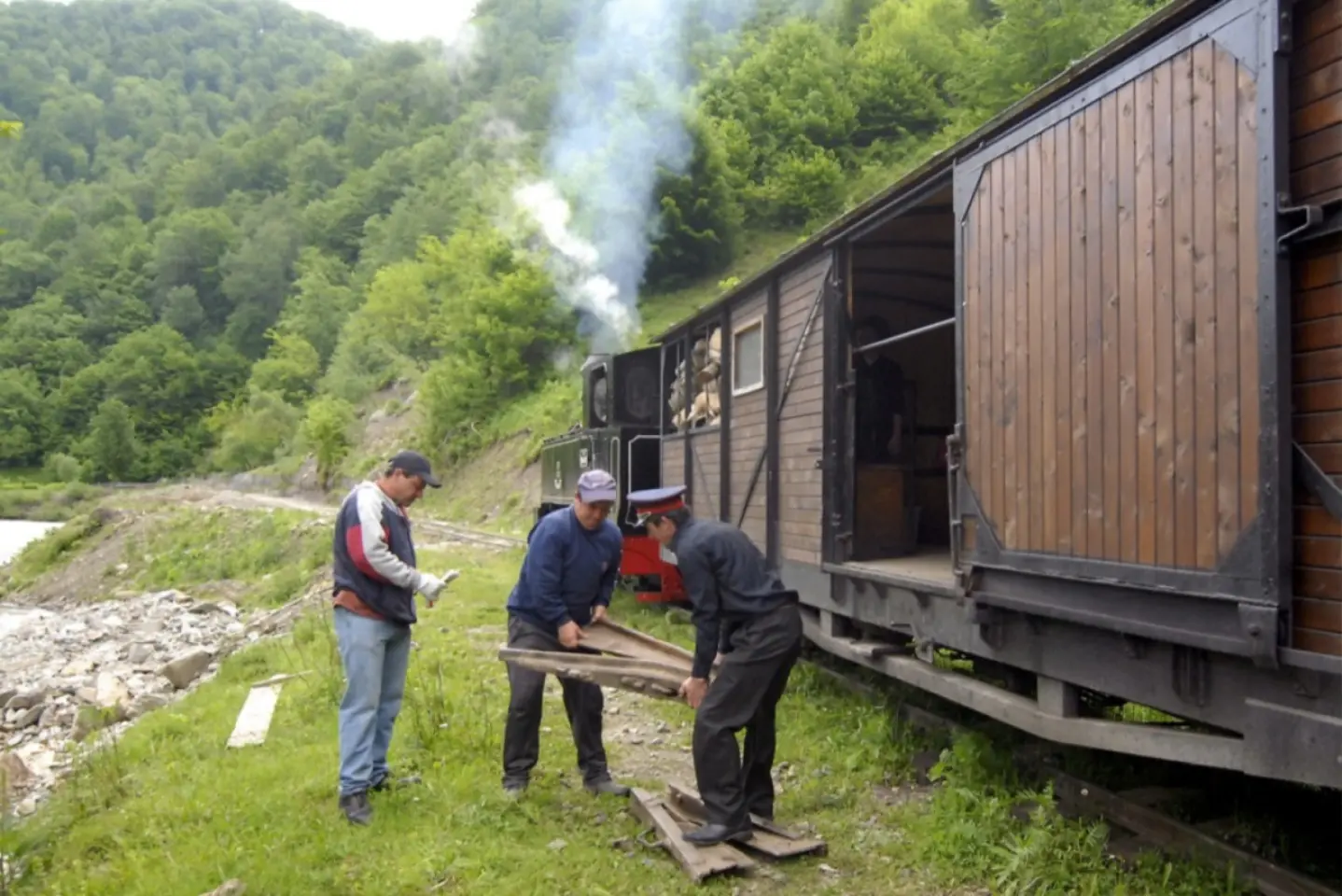 România, Maramureș: în albia unui râu a fost găsit trupul unui bărbat aflat în fază avansată de descompunere