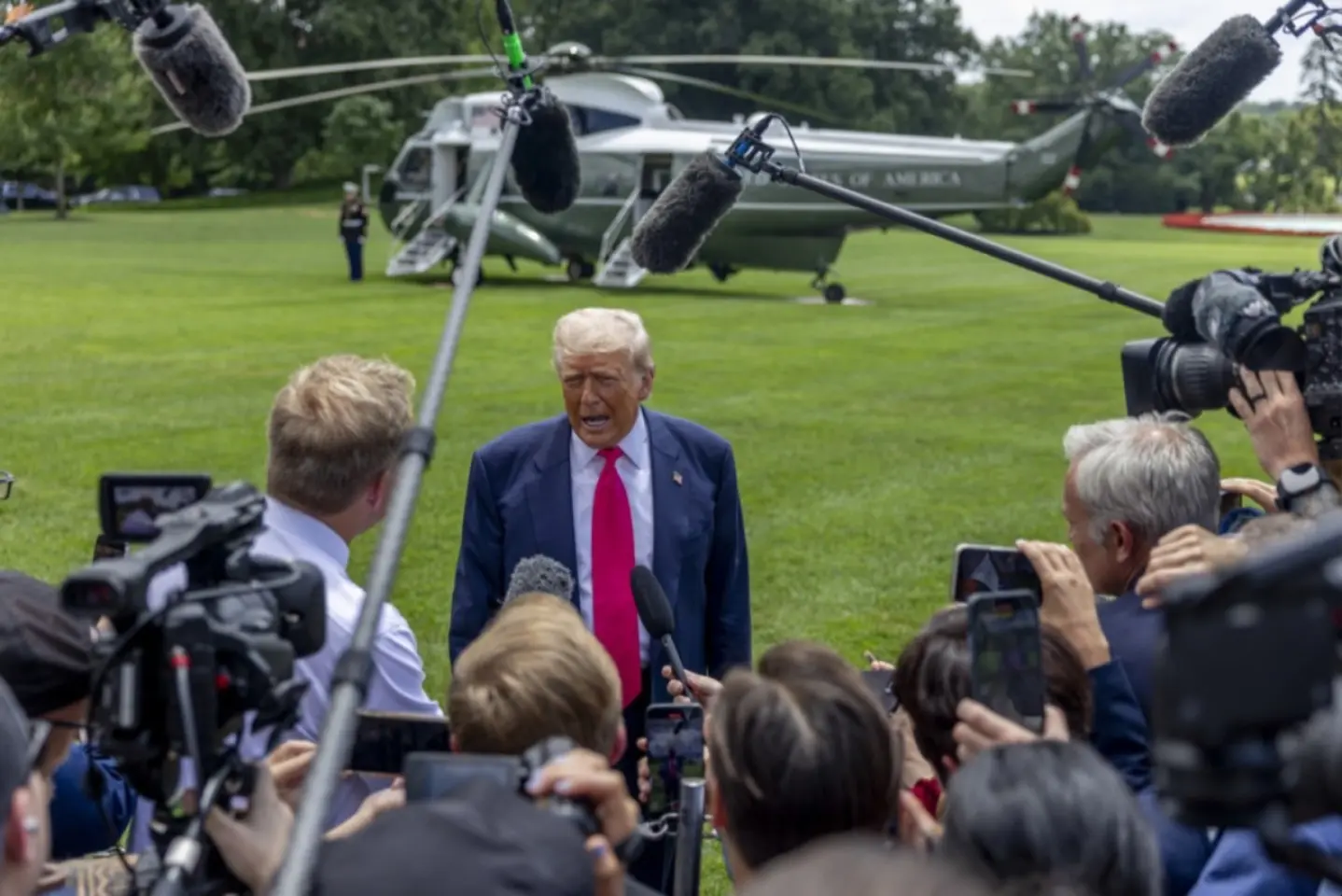 Trump a anunțat livrarea de noi arme către Ucraina