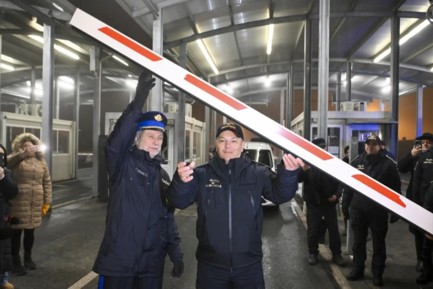 Migranţi care nu aveau dreptul de a călători în Spaţiul Schengen, descoperiți de poliţiştii români de frontieră