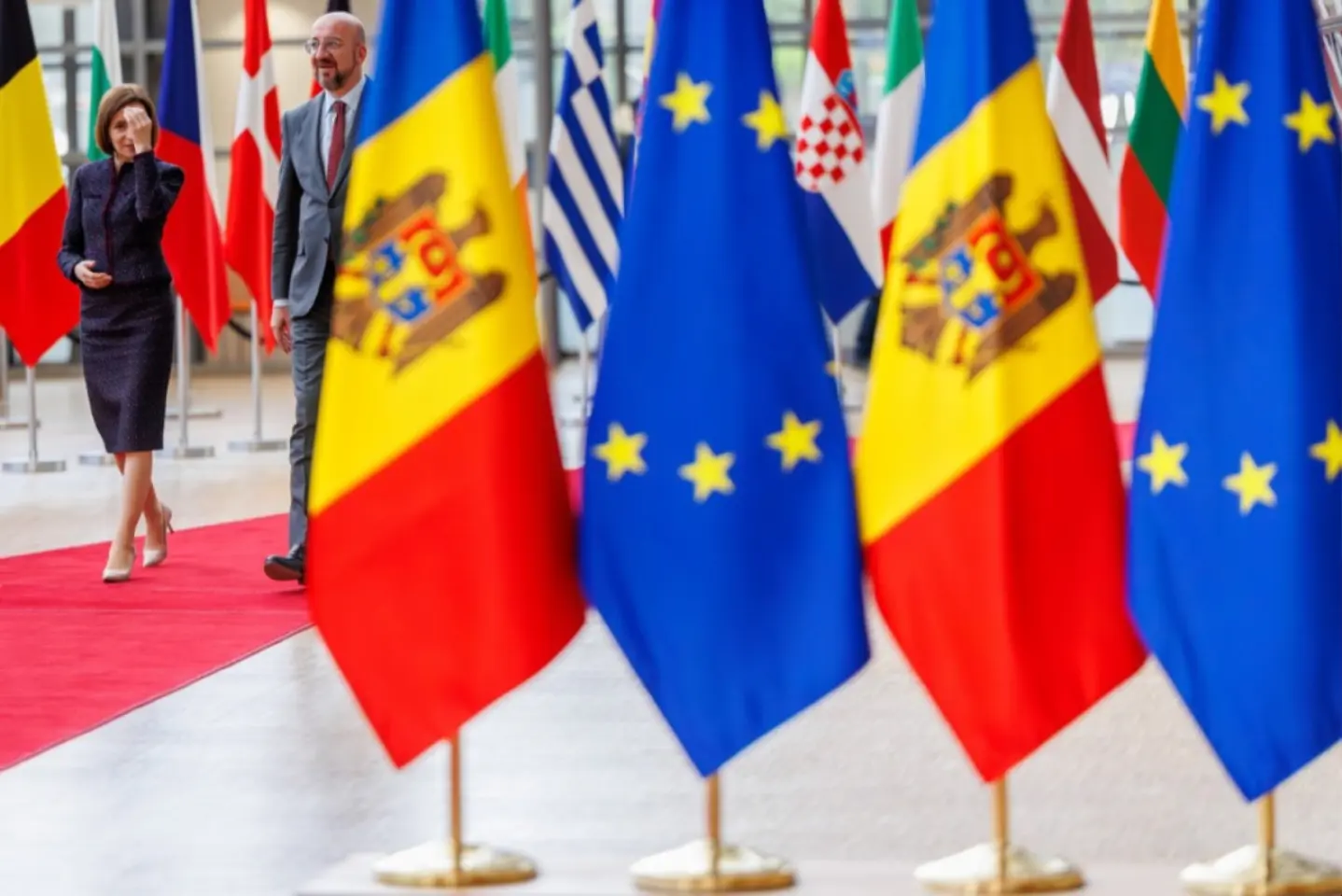 Fără taxe suplimentare la telefonie mobilă cu UE. Moldova aderă la zona „Roam Like at Home”   