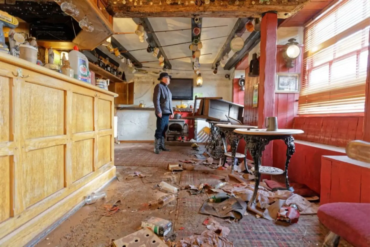 Proprietarul Howard Baker stă în interiorul avariat al hotelului Bridge End Inn în timpul curățeniei după furtuna Dennis din Crickhowell, Țara Galilor, Marea Britanie, 17 februarie 2020.