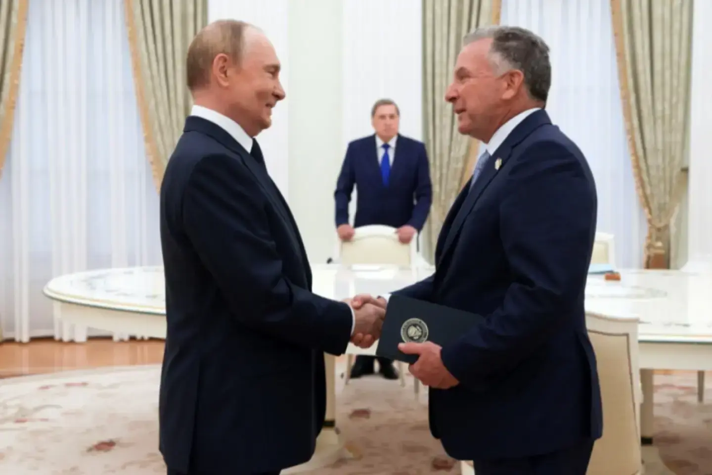 Veridica.ro: Putin îi acordă ordinul Lenin unei responsabile CIA