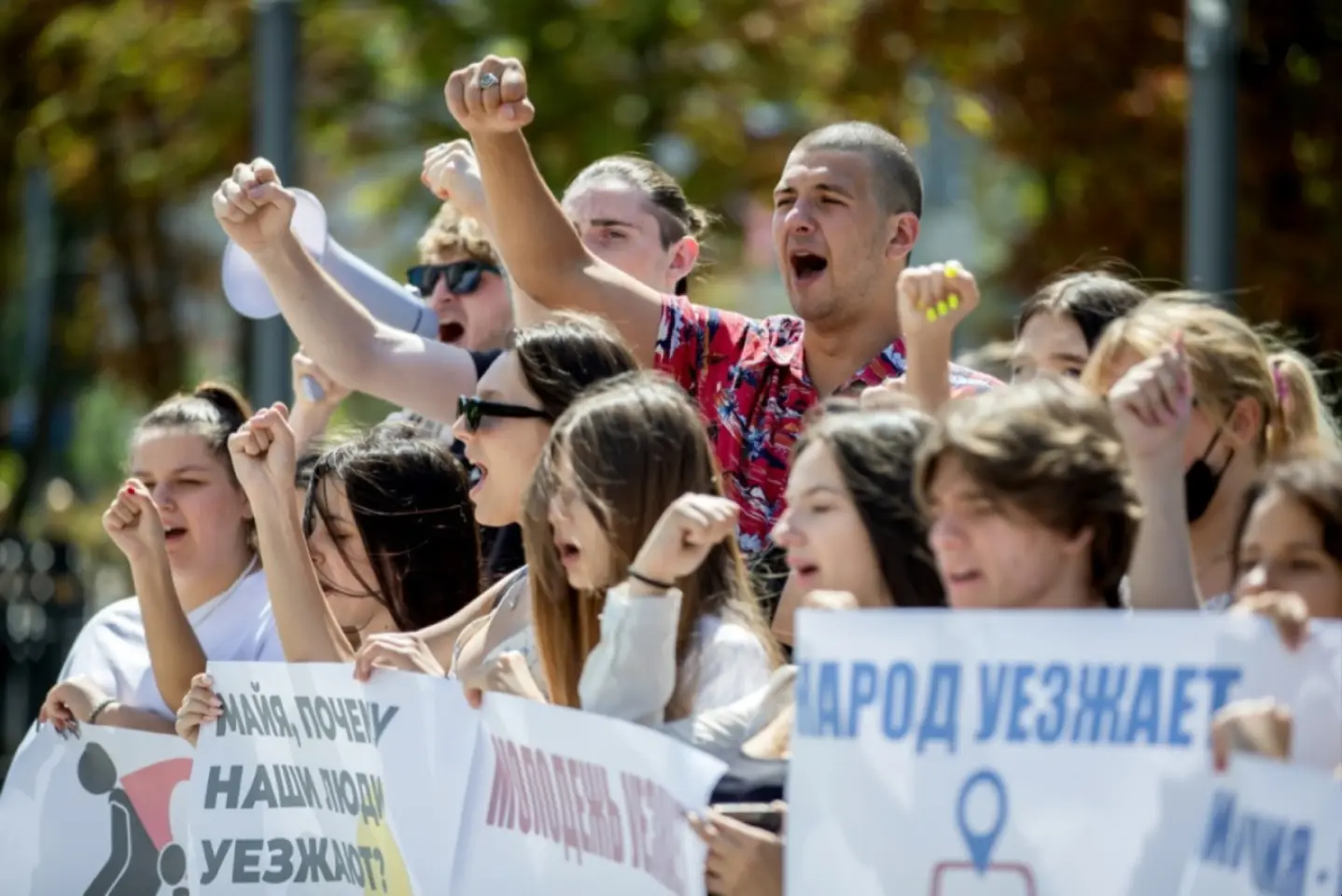Trei persoane arestate, după ce au participat în străinătate la instruiri privind dezordini în masă