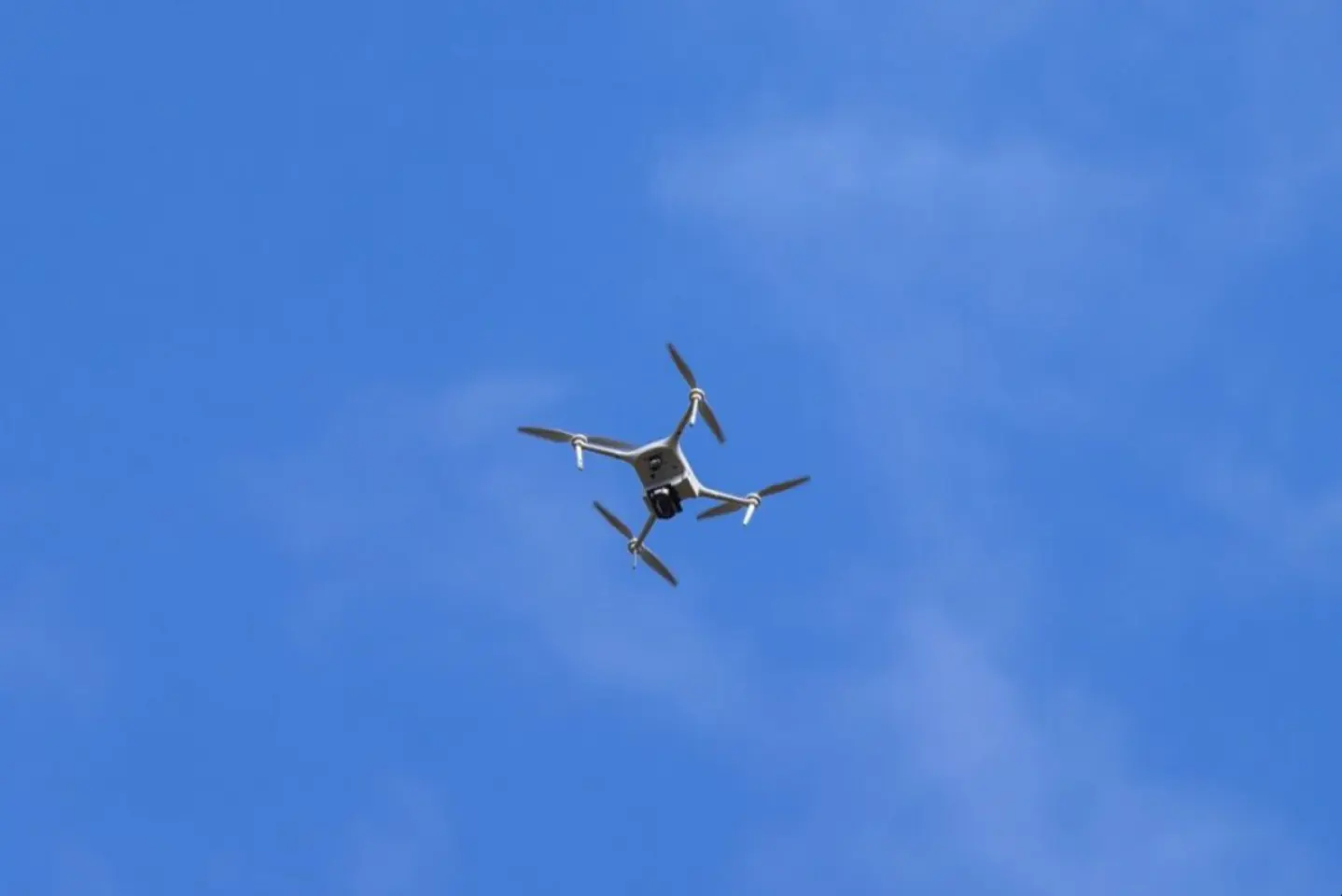 O dronă de luptă, probabil ucraineană, s-a prăbușit și a explodat în Estonia