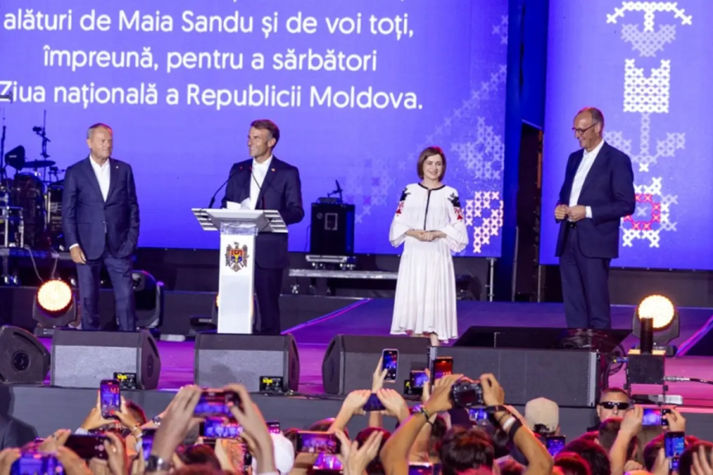 Emmanuel Macron și Donald Tusk, ovaționați în PMAN după discursuri în limba română