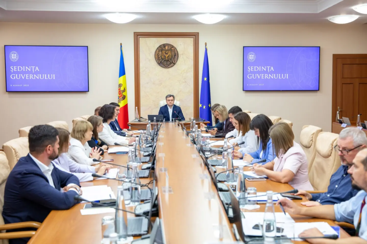 ALEGERI PARLAMENTARE/ Șapte miniștri din guvernul Recean și-au suspendat activitatea pentru a se implica în campania electorală