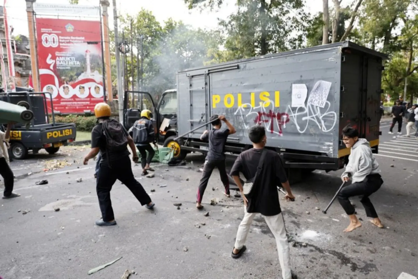 Indonezia: proteste violente, soldate cu cel puțin trei morți