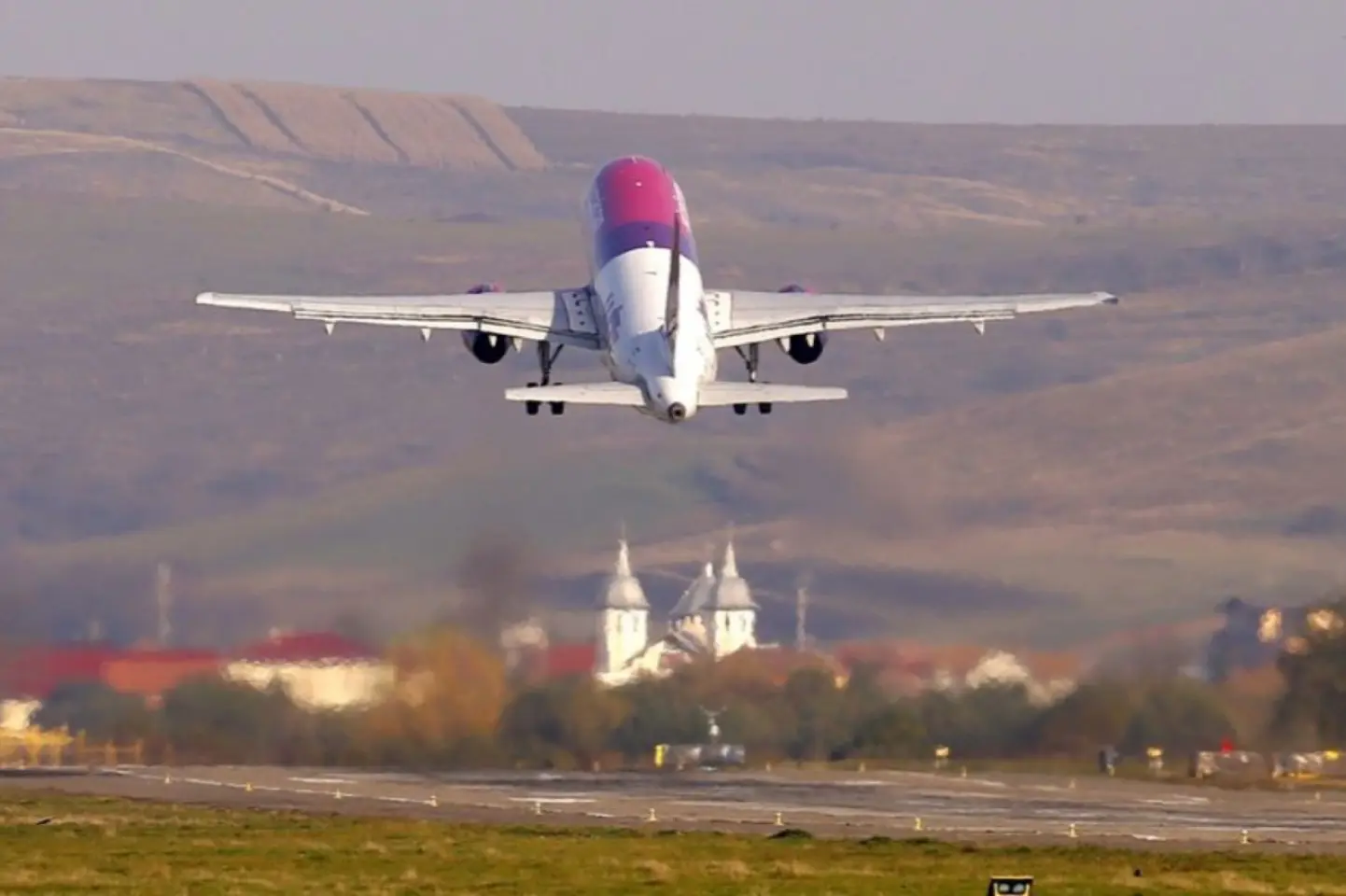 Compania aeriană Wizz Air reia zborurile între România şi Israel