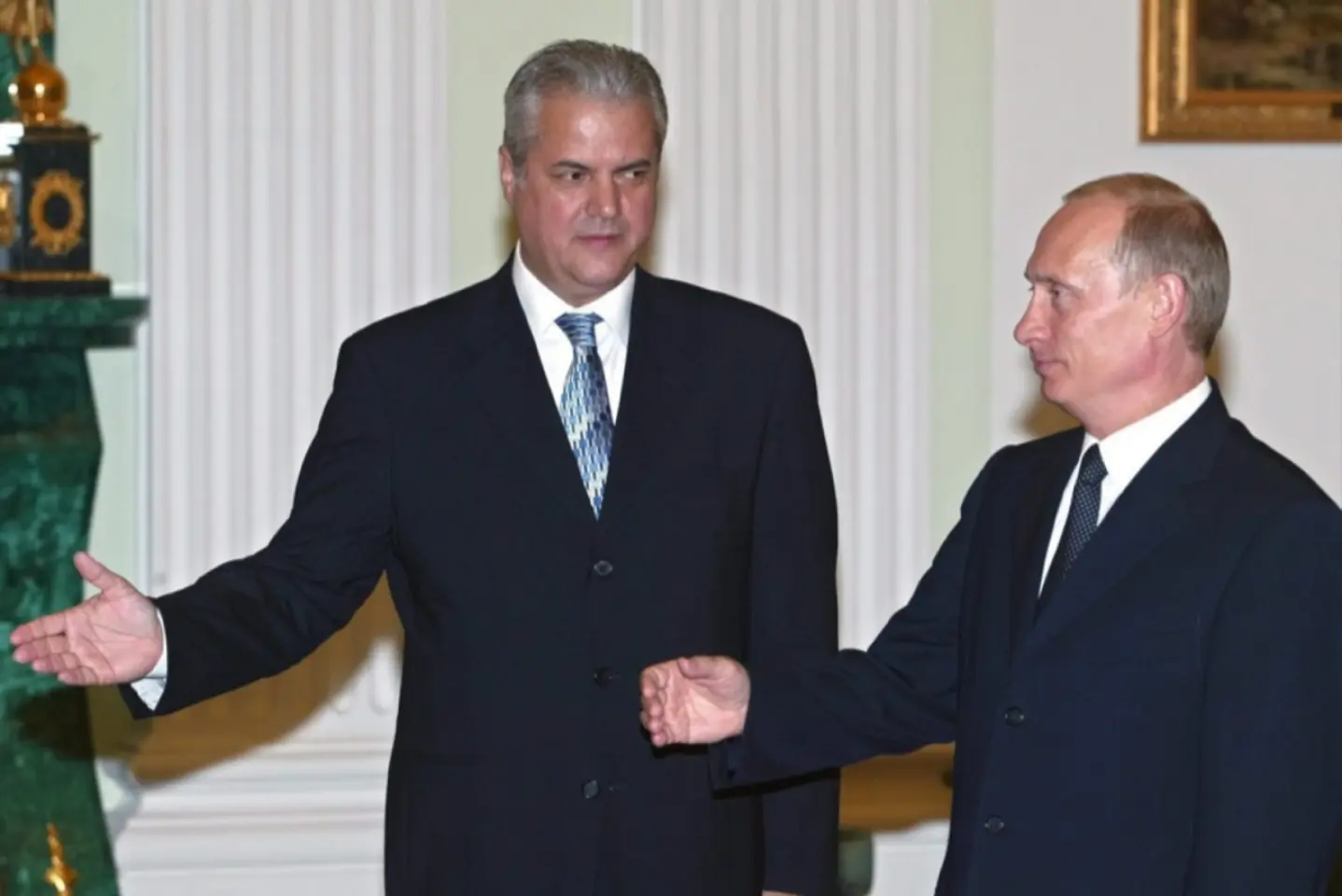 Ministrul de Externe, Oana Ţoiu: România nu este şi nu poate fi reprezentată de politicieni care se aşează în poză lângă Putin
