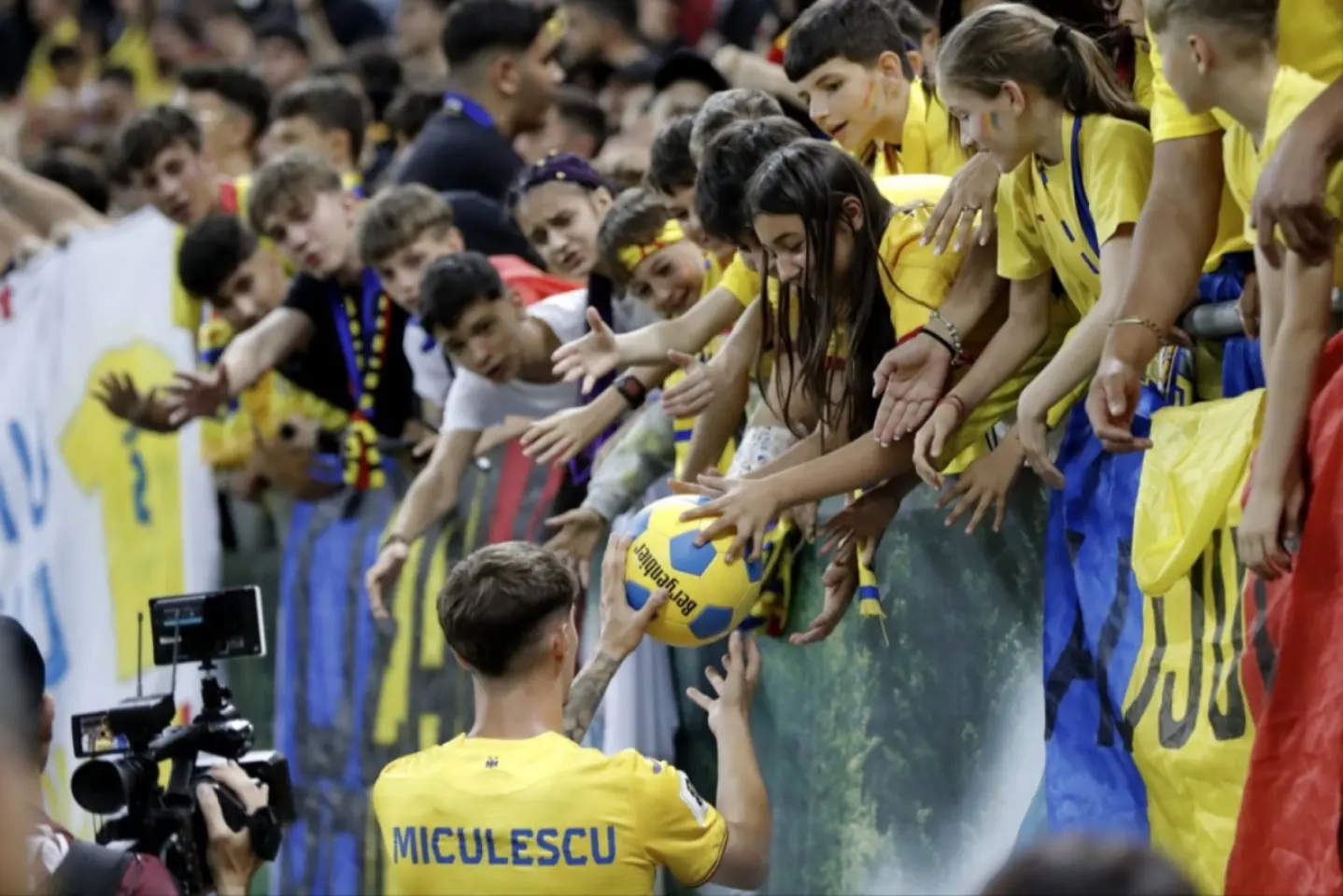 Echipa naţională de fotbal a României întâlneşte, vineri seară, la Bucureşti, reprezentativa Canadei, într-un meci amical