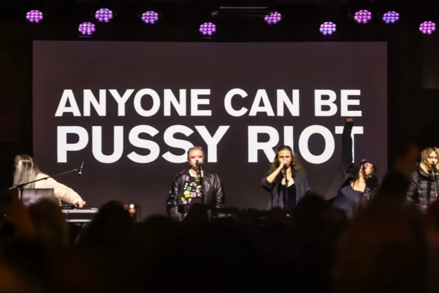 O activistă apropiată grupului protestar punk rus Pussy Riot a fost arestată de grănicerii polonezi