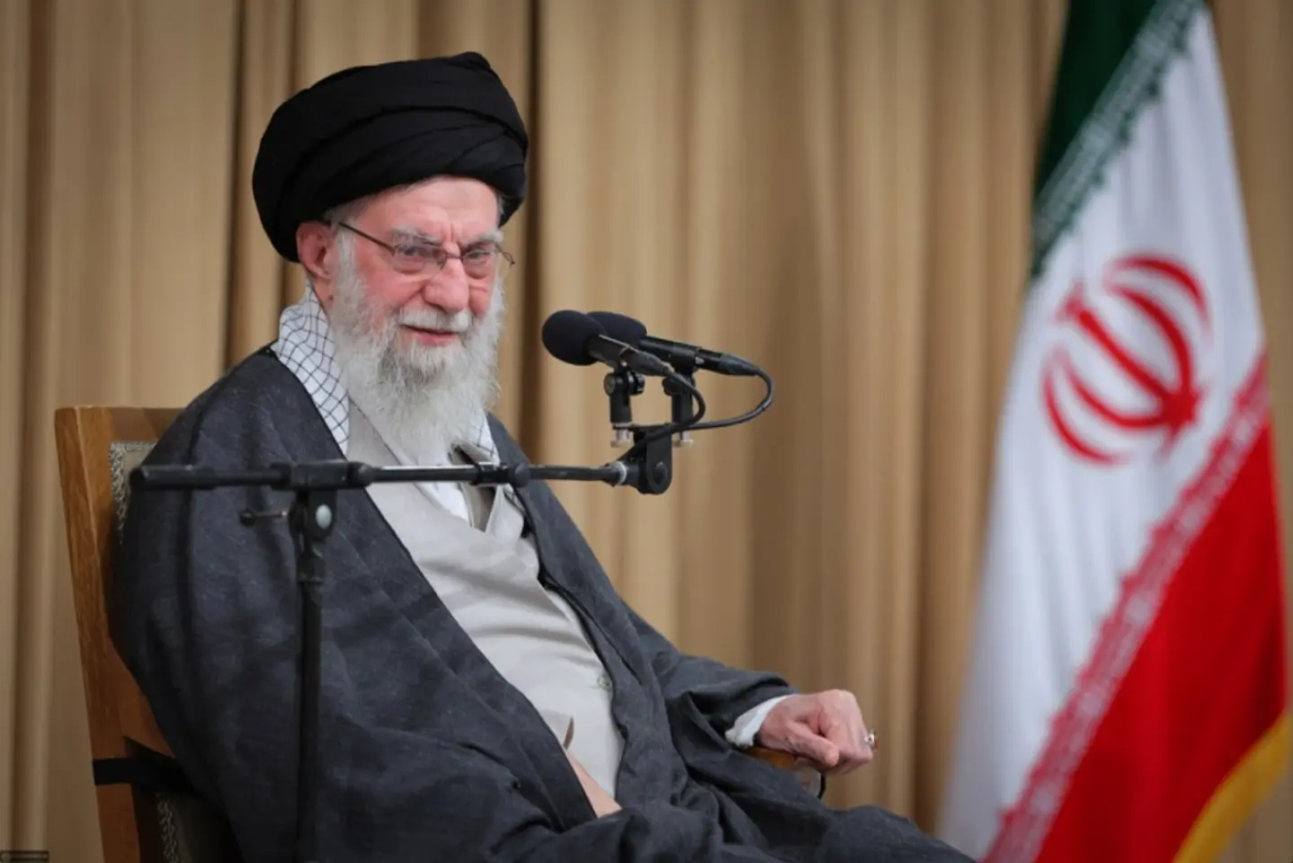 Ayatollahul Khamenei face apel la creșterea producției petroliere