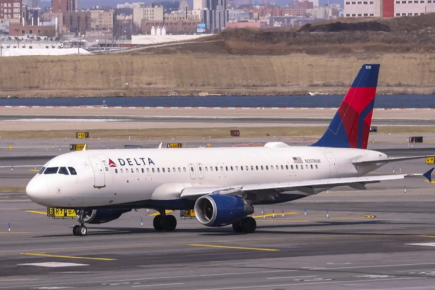 Coliziune între două avioane pe aeroportul LaGuardia din New York