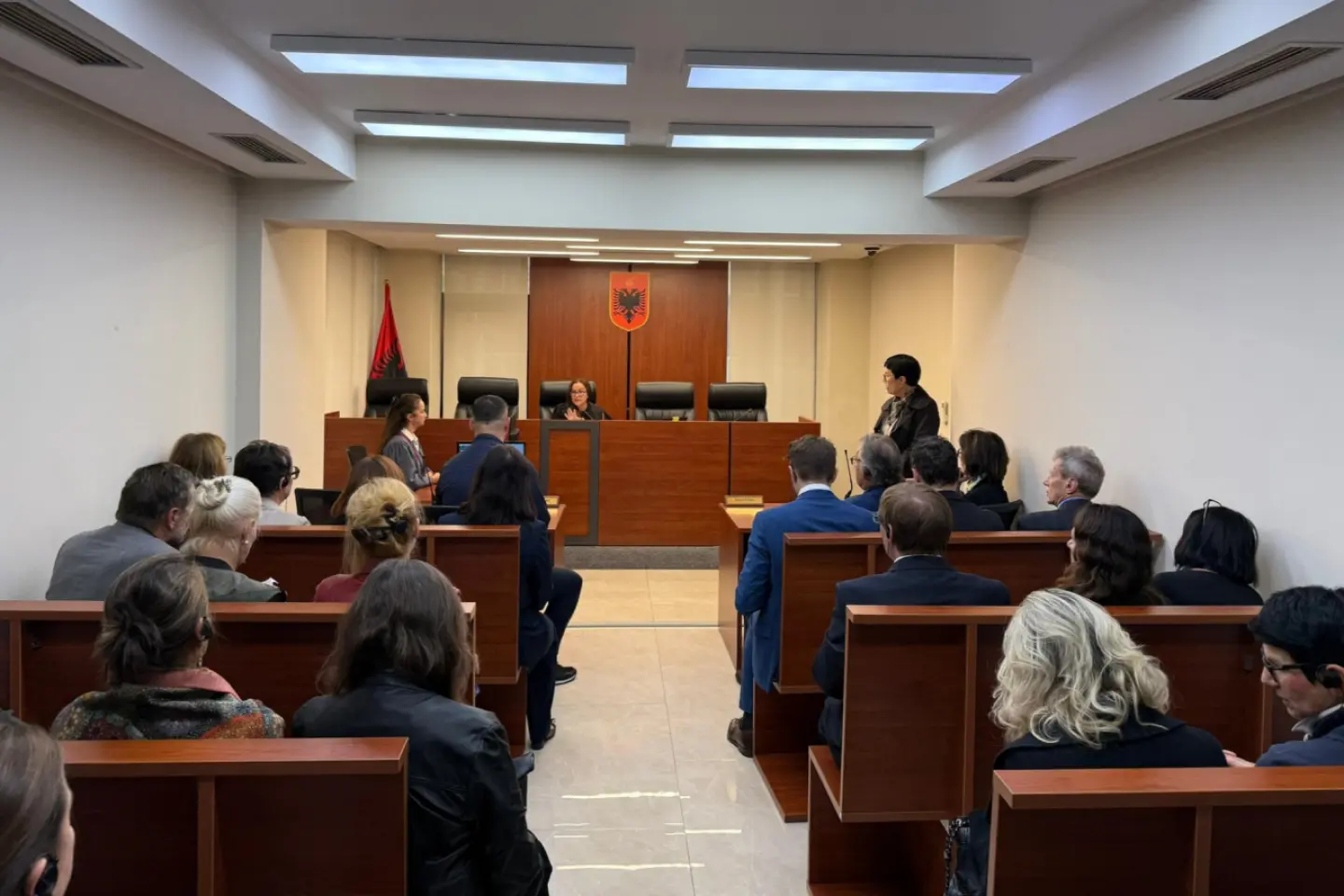 Judecător albanez, împușcat mortal în timpul unui proces