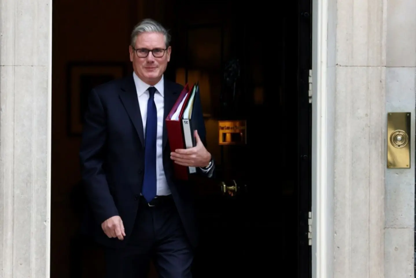 Doi ucraineni şi un român au compărut în faţa justiţiei britanice, sub acuzaţia de implicare în incendierea unor proprietăţi având legătură cu premierul Keir Starmer