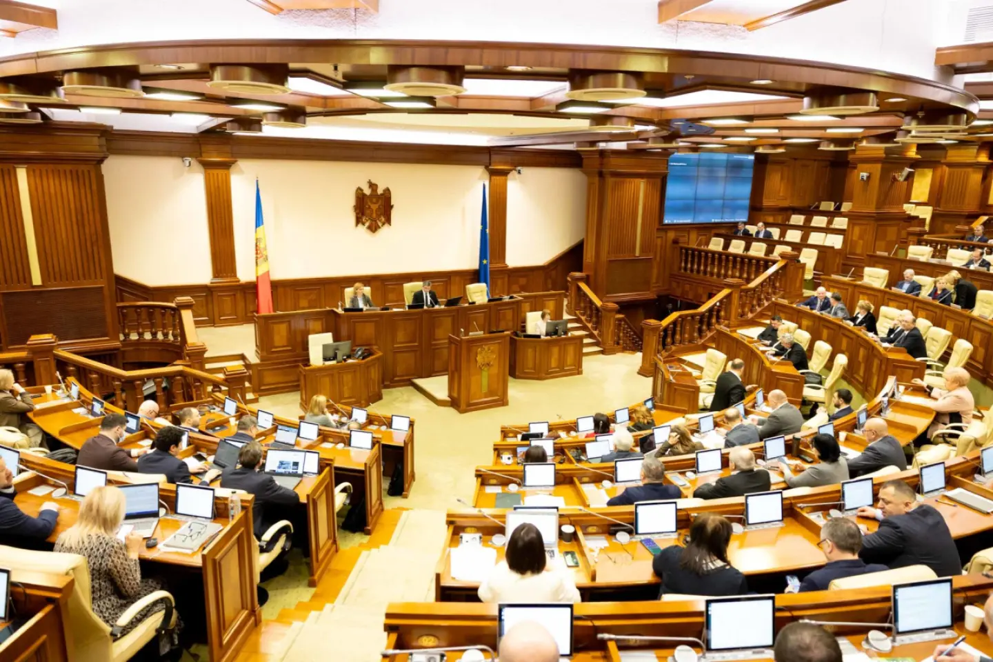 Noul Parlament se întrunește în prima ședință 