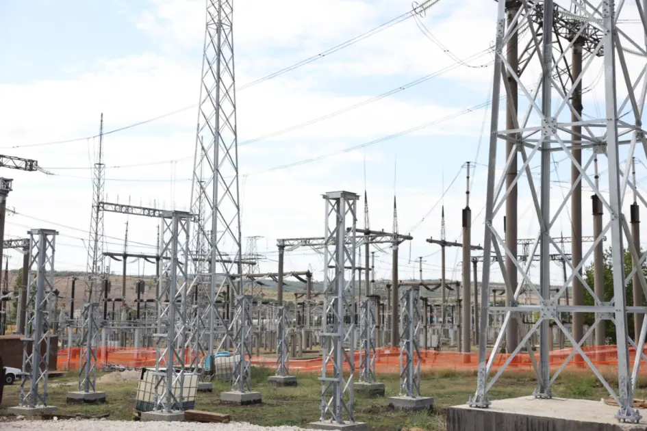 Două linii electrice de 400 kV vor interconecta energetic România și ...
