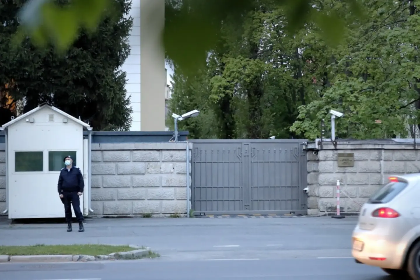 Un șofer drogat ar fi încercat să lovească poarta de acces auto a ambasadei ruse de la București