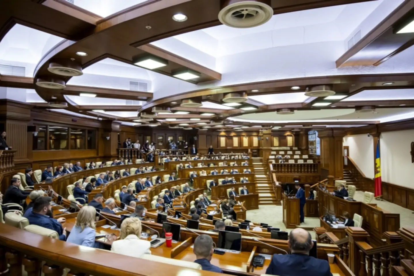 Premierul desemnat va cere astăzi în Parlament votul de încredere