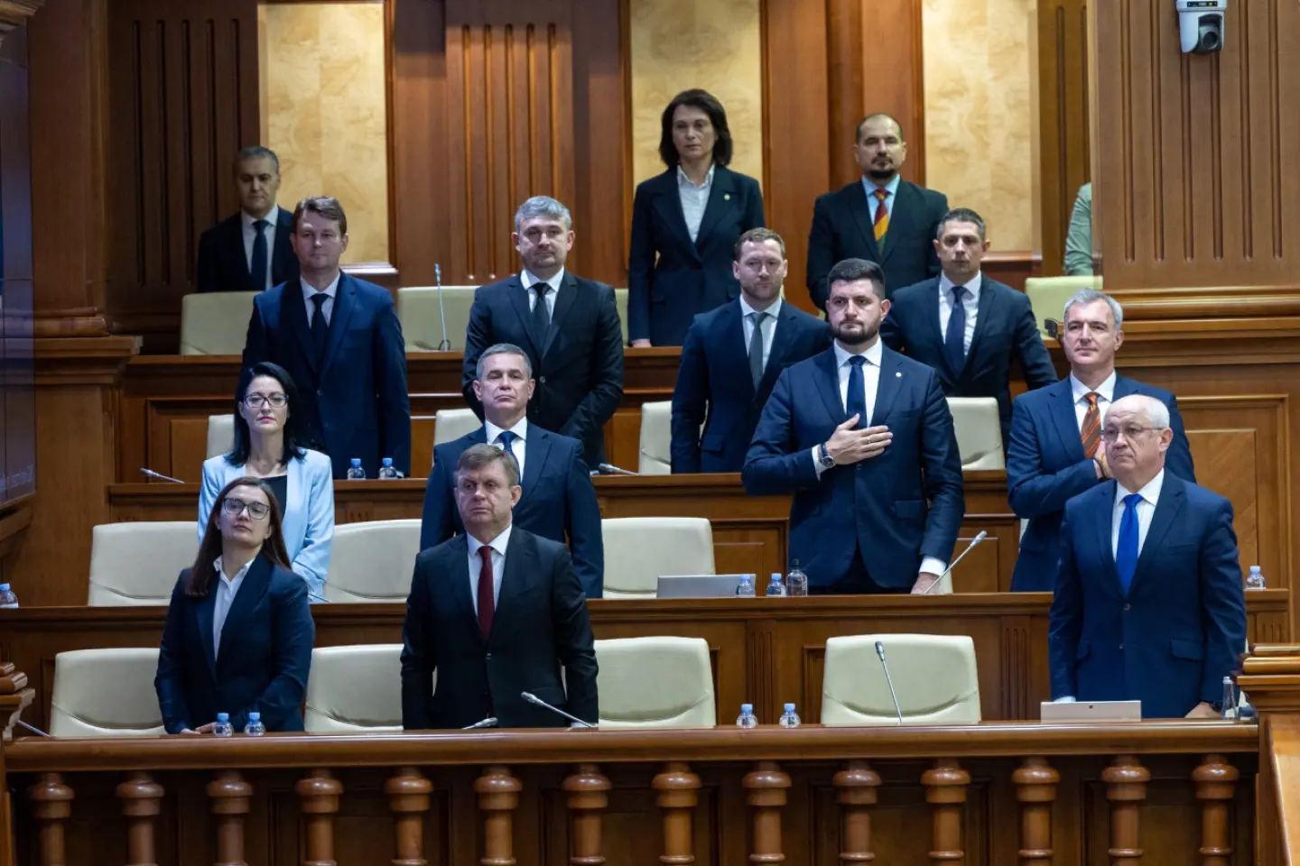 Noul Guvern condus de Alexandru Munteanu, votat de Parlament