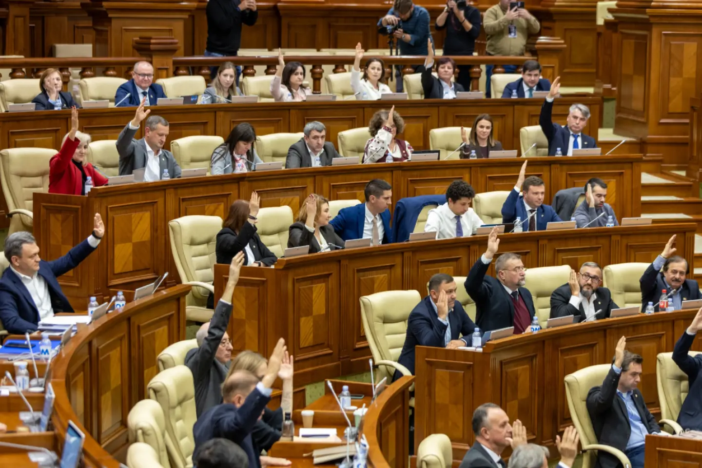 Opt deputați PAS se retrag din Parlament. Cinci fac parte din Guvern