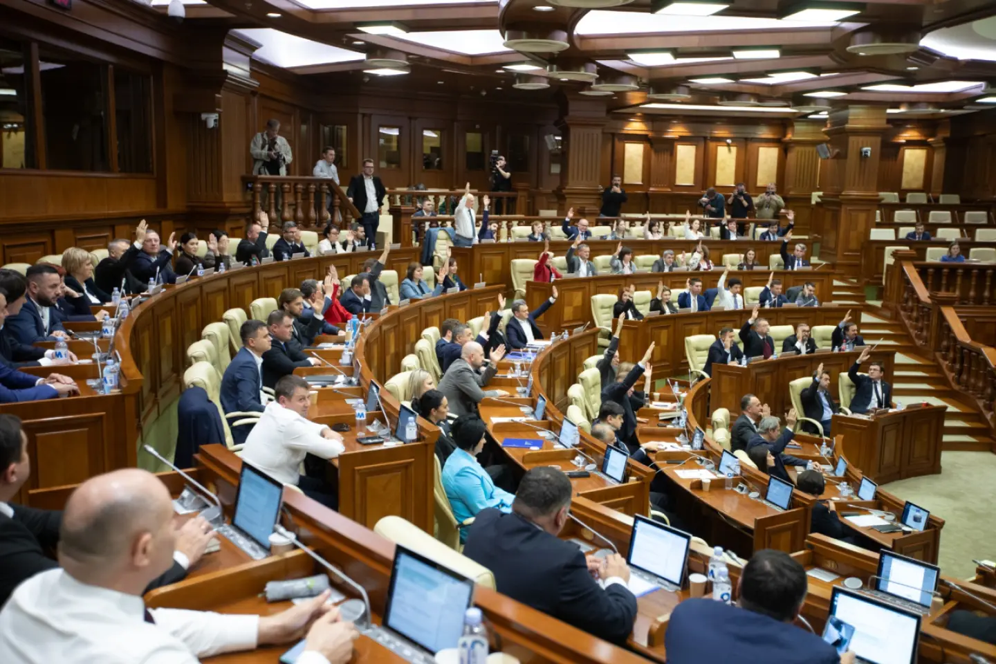 Parlamentul suspendă activitatea grupurilor de prietenie cu Rusia și Belarus