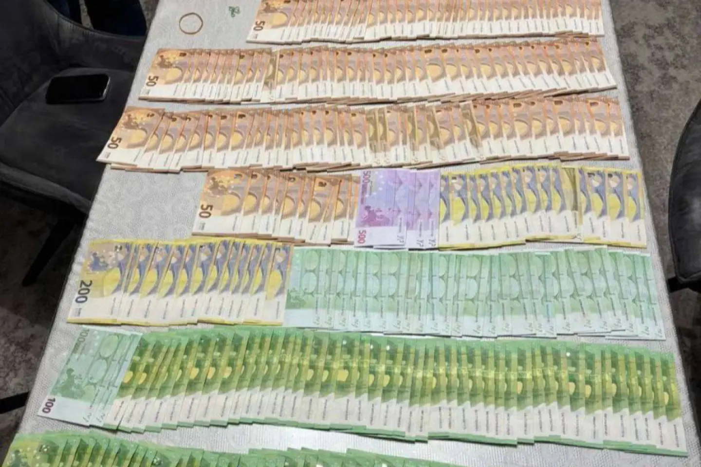 Cinci persoane reținute în dosarul „Tux”