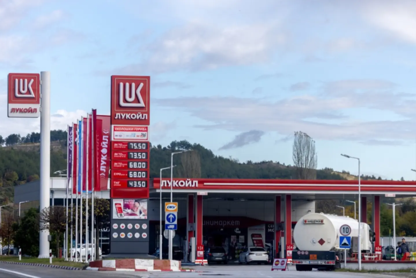 Autoritățile din R. Moldova  se pregătesc  să preia controlul asupra Lukoil pentru a asigura aprovizionarea cu combustibil
