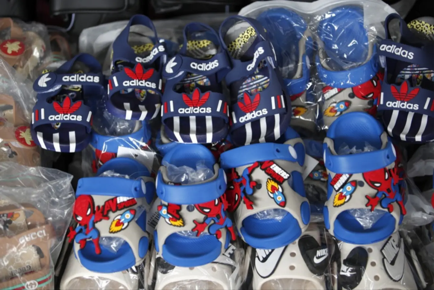 Inspectorii vamali români au reţinut bunuri în valoare de circa 400 de mii de euro