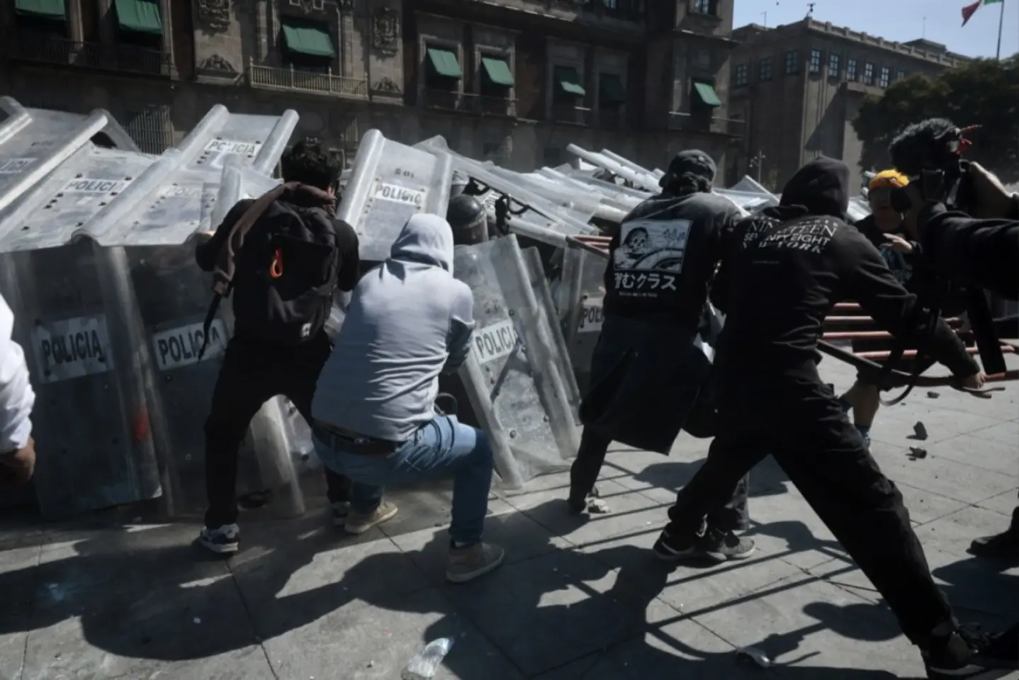 Peste o sută de răniţi la un protest în capitala Mexicului