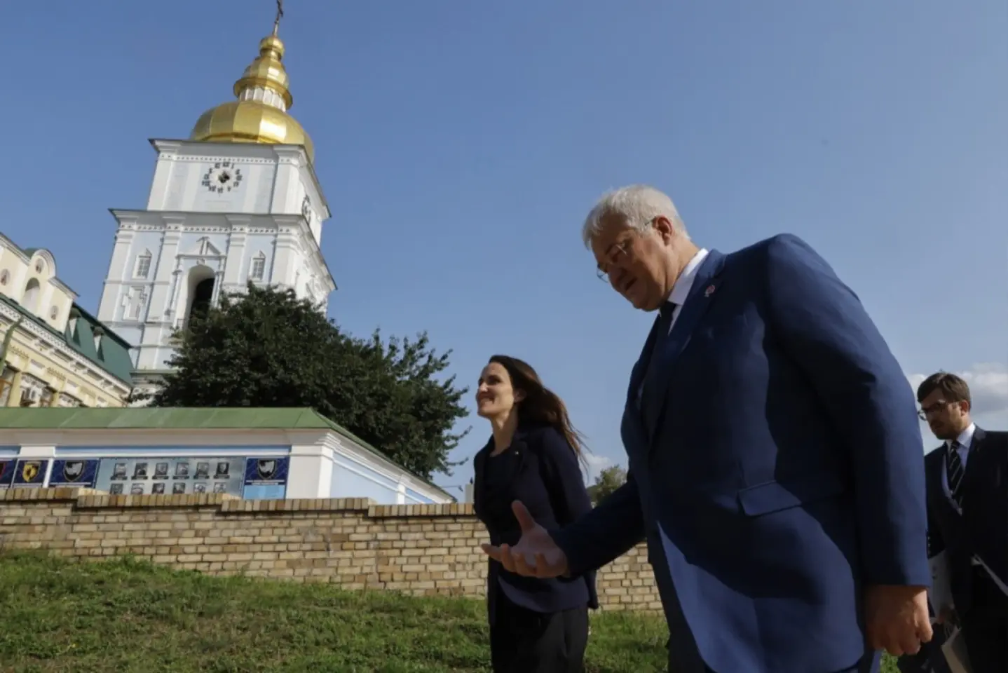 Bucureștiul a deschis procesul de selecţie a partenerilor prin intermediul cărora se vor acorda burse de studiu elevilor etnici români cu domiciliul în Ucraina