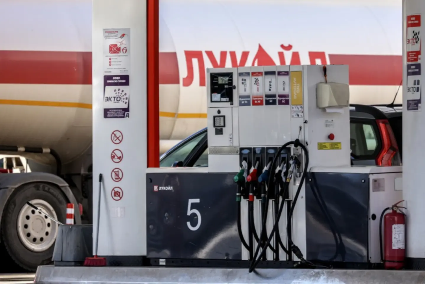 ANRE: Criza Lukoil nu va provoca șocuri majore pe piața carburanților din R. Moldova