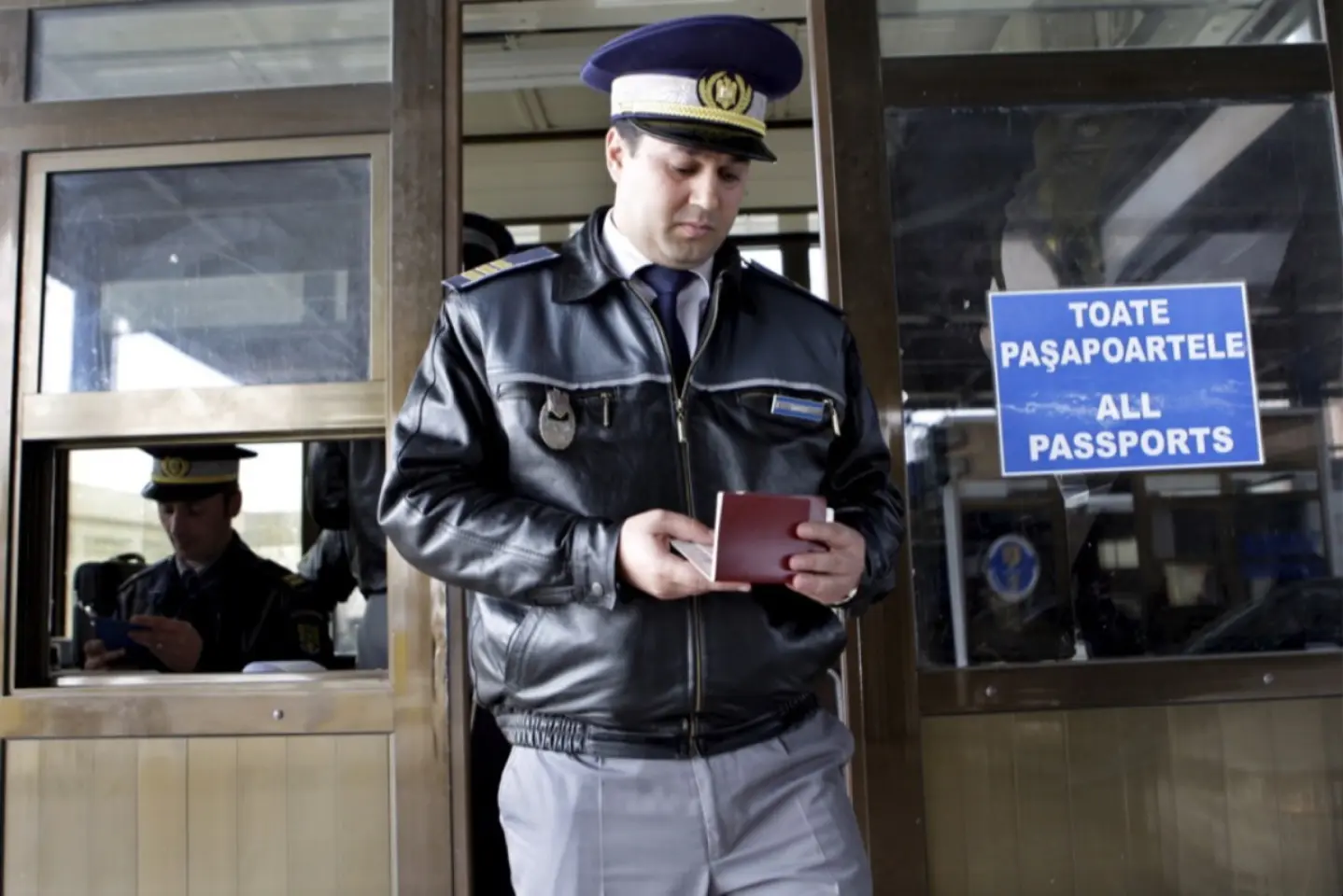 Anchetă pentru destructurarea unei reţele ce ar fi obţinut documente de identitate româneşti neconforme cu realitatea