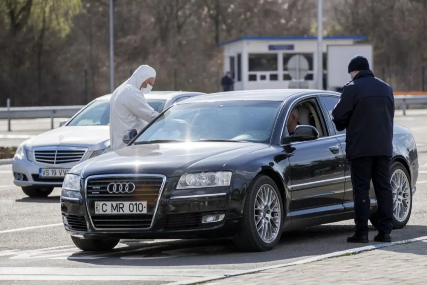 Şapte suspecţi, cetăţeni români şi moldoveni, sunt cercetaţi pentru falsificarea de acte de identitate şi permise de conducere