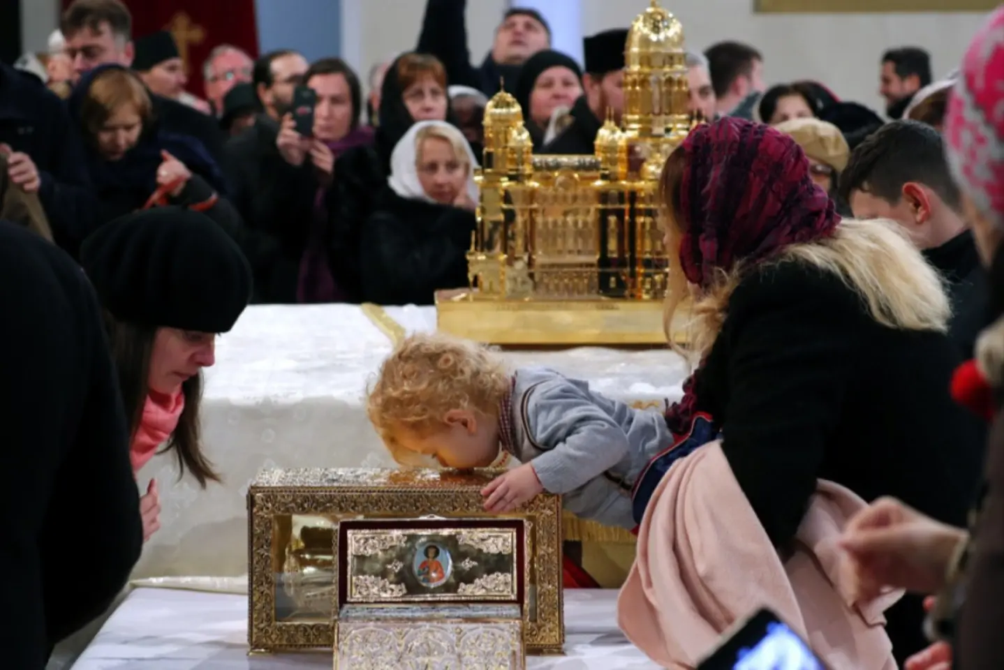 Sfântul Apostol Andrei iubeşte poporul român, ajută Biserica Ortodoxă Română şi pe românii de pretutindeni să păstreze credinţa primită de la el - afirmă Patriarhul Daniel