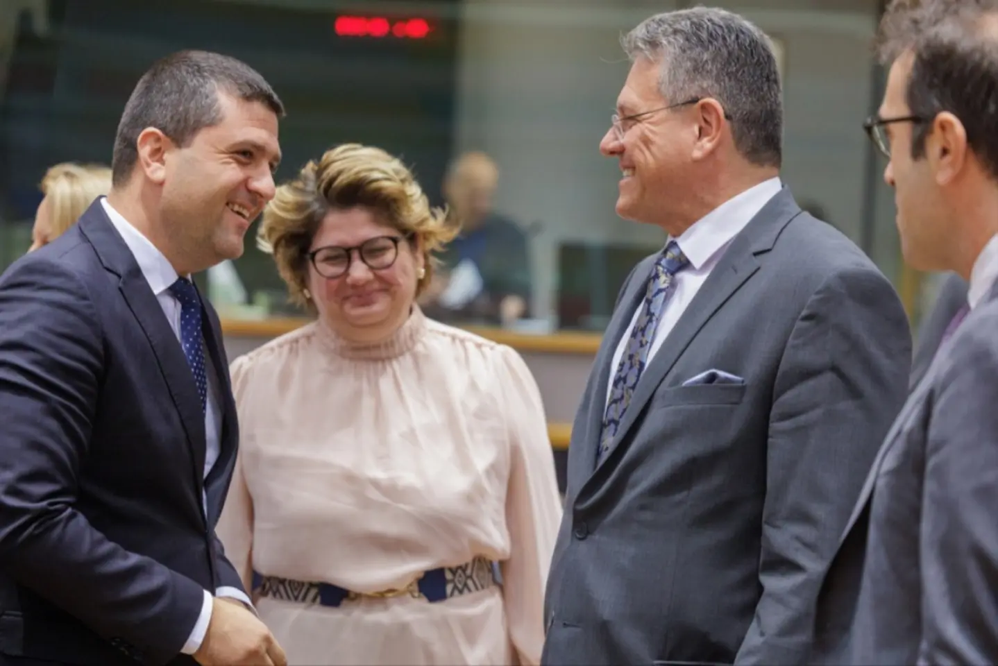 Rotiri de cadre și o demisie în guvernul de la București