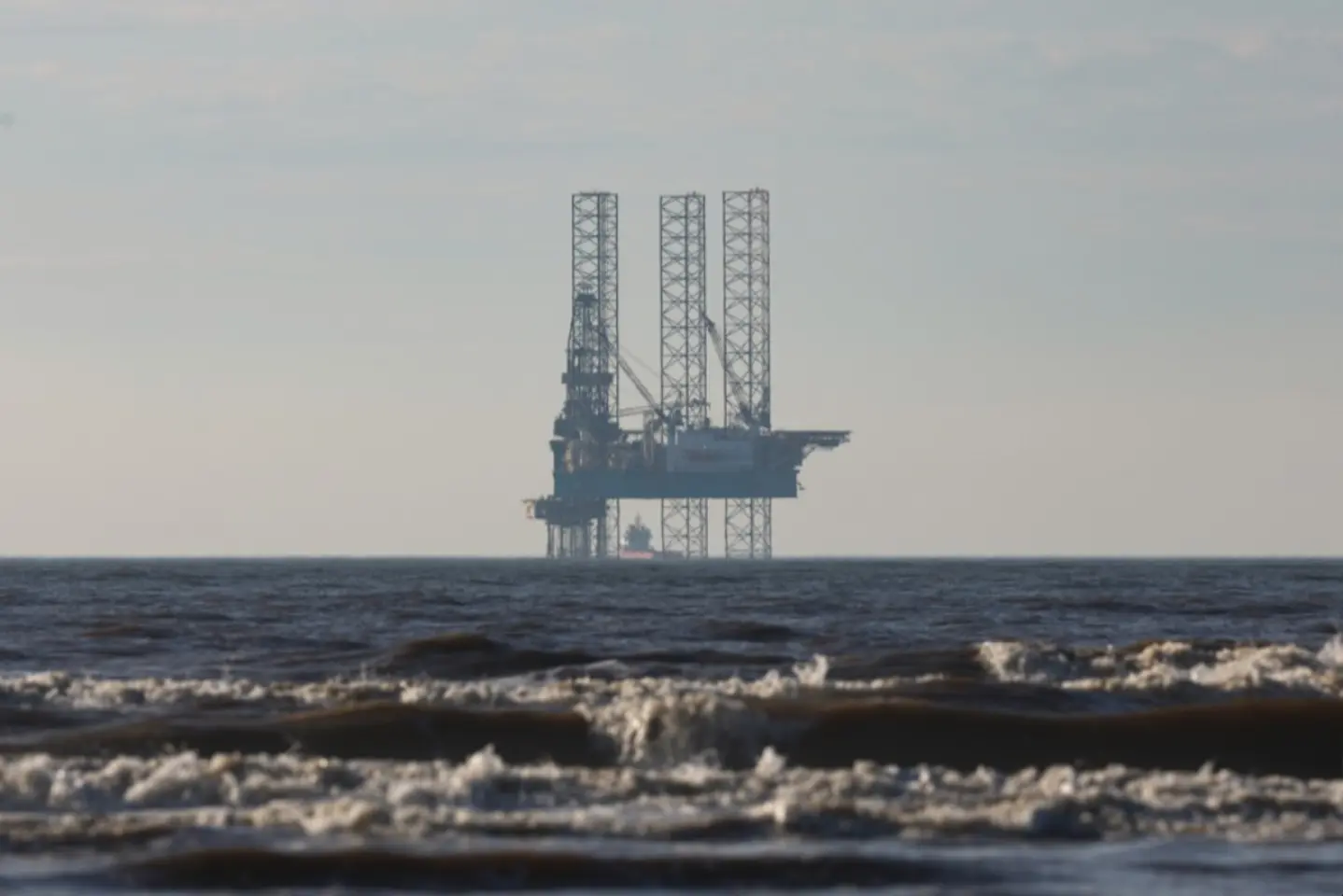 Kievul afirmă că a avariat trei platforme petroliere ruseşti în Marea Caspică