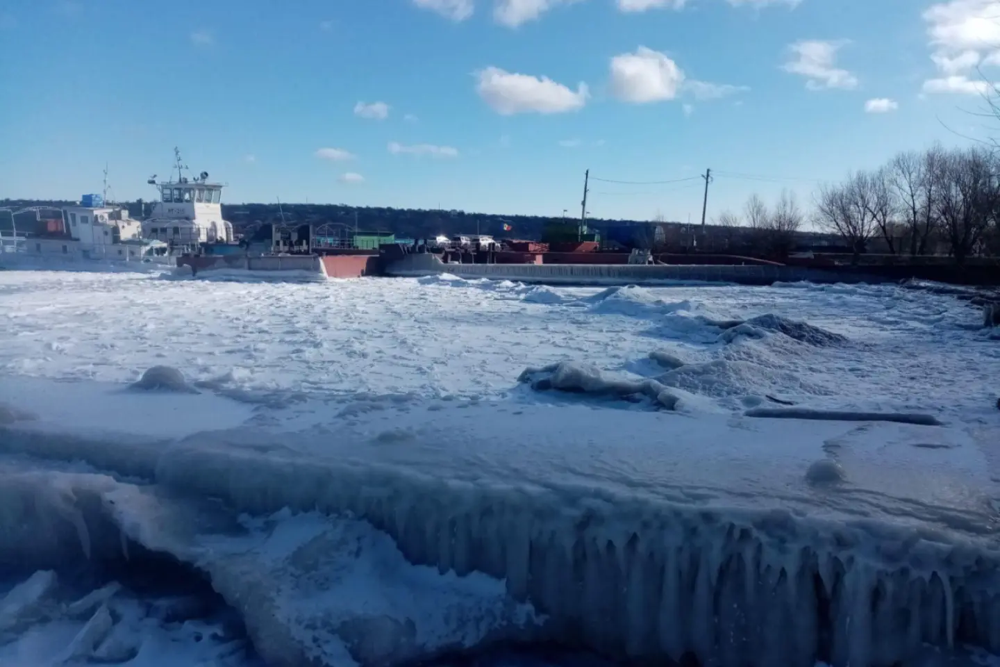 Circulația feribotului de la Molovata va fi sistată din cauza gheții pe Nistru 
