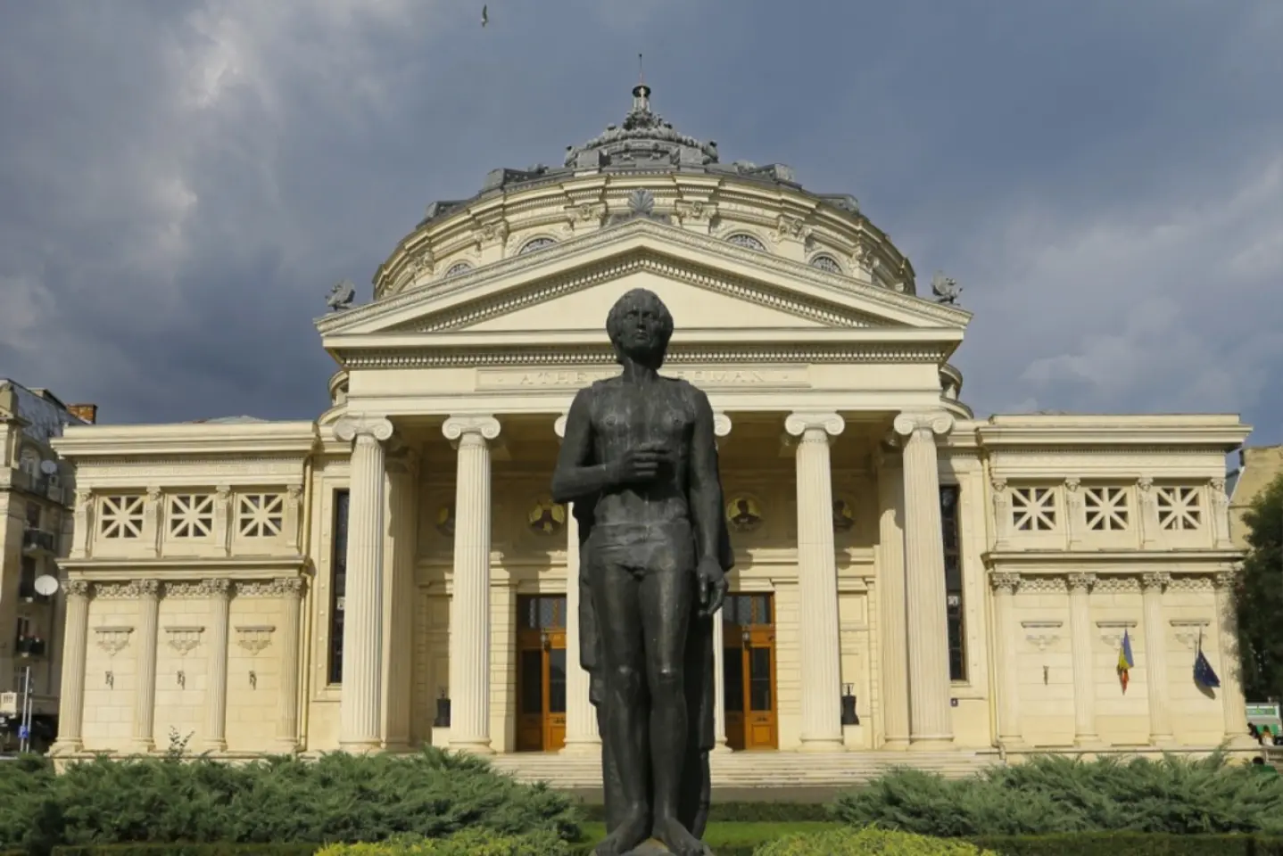 Un bust al poetului naţional al românilor, Mihai Eminescu, a fost amplasat în scuarul din faţa Universităţii Naţionale din Ujhorod, în Transcarpatia