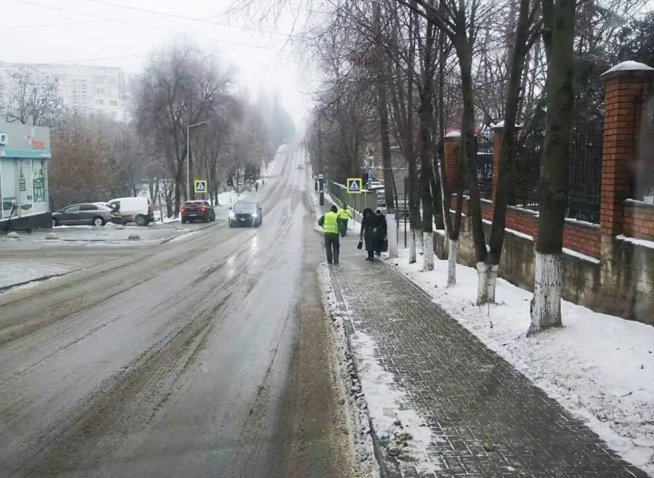 Peste 270 de pacienți la Urgență din cauza poleiului, școlile închise la Chișinău